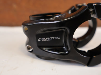 Vorbau von Burgtec, BURGTEC ENDURO MK3 VORBAU 31.8 MM 35 MM SCHWARZ vor USEDBIKES-OB.DE Hintergrund