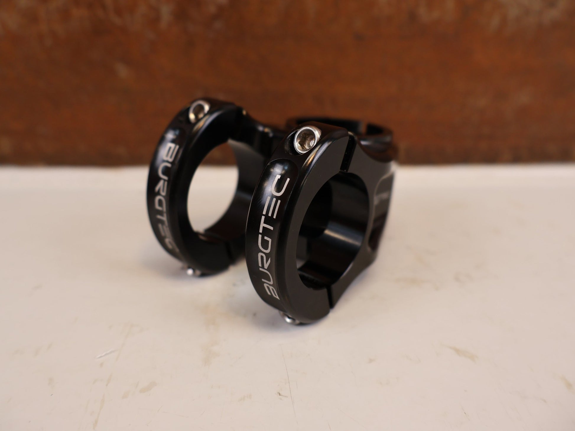 Vorbau von Burgtec, BURGTEC ENDURO MK3 VORBAU 31.8 MM 35 MM SCHWARZ vor USEDBIKES-OB.DE Hintergrund