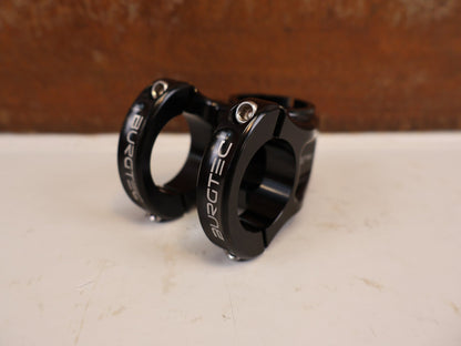 Vorbau von Burgtec, BURGTEC ENDURO MK3 VORBAU 31.8 MM 35 MM SCHWARZ vor USEDBIKES-OB.DE Hintergrund