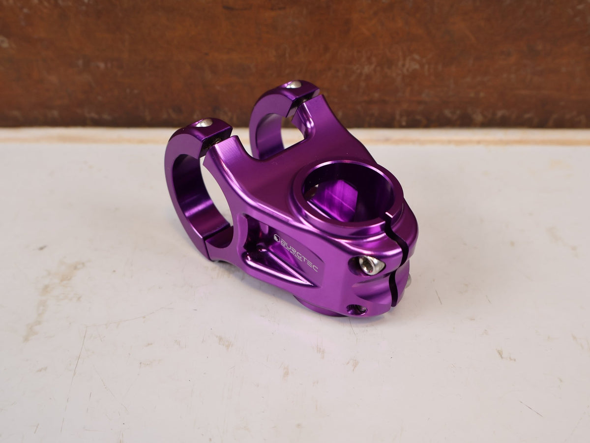 Vorbau von Burgtec, Burgtec Enduro MK3 Vorbau 35mm Klemmung 42.5mm Purple Rain vor USEDBIKES-OB.DE Hintergrund