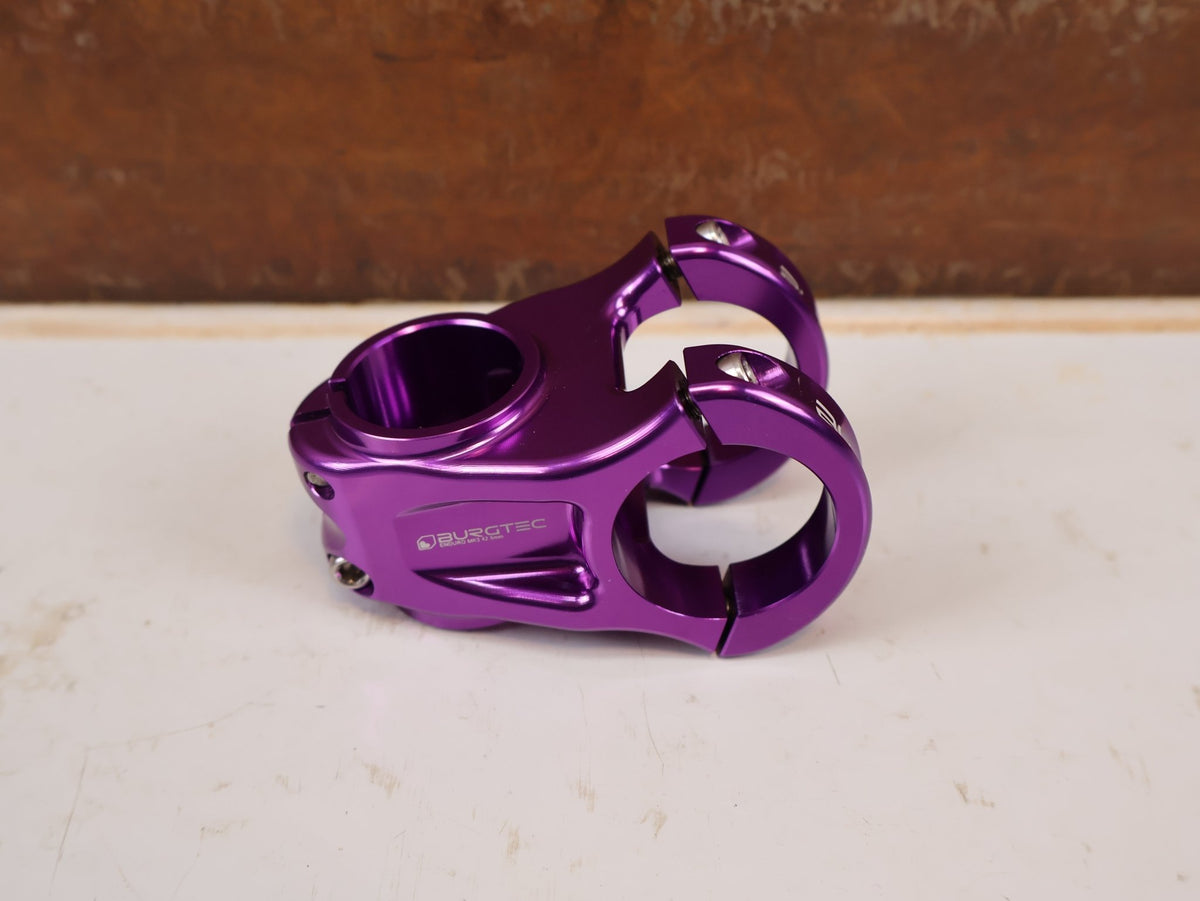 Vorbau von Burgtec, Burgtec Enduro MK3 Vorbau 35mm Klemmung 42.5mm Purple Rain vor USEDBIKES-OB.DE Hintergrund