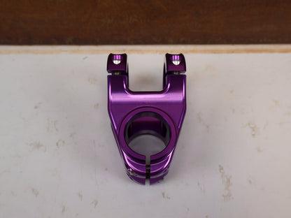 Vorbau von Burgtec, Burgtec Enduro MK3 Vorbau 35mm Klemmung 42.5mm Purple Rain vor USEDBIKES-OB.DE Hintergrund