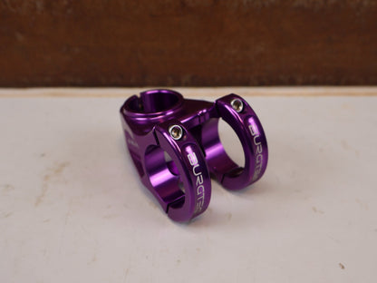 Vorbau von Burgtec, Burgtec Enduro MK3 Vorbau 35mm Klemmung 42.5mm Purple Rain vor USEDBIKES-OB.DE Hintergrund