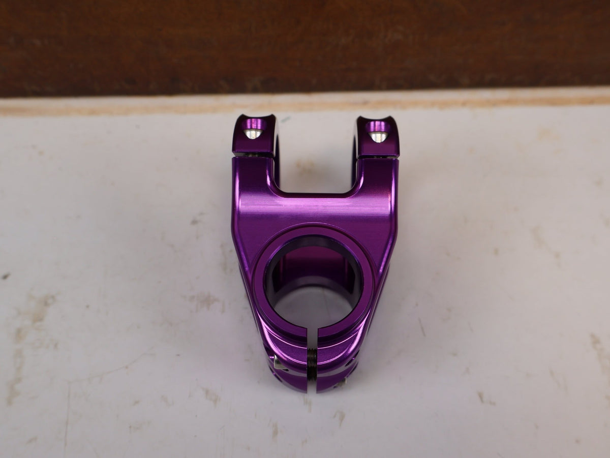 Vorbau von Burgtec, Burgtec Enduro MK3 Vorbau 35mm Klemmung 42.5mm Purple Rain vor USEDBIKES-OB.DE Hintergrund