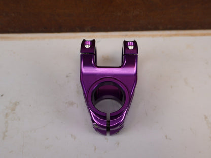Vorbau von Burgtec, Burgtec Enduro MK3 Vorbau 35mm Klemmung 42.5mm Purple Rain vor USEDBIKES-OB.DE Hintergrund