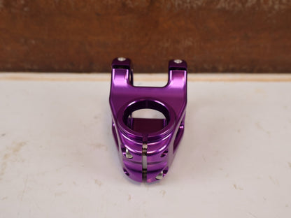 Vorbau von Burgtec, Burgtec Enduro MK3 Vorbau 35mm Klemmung 42.5mm Purple Rain vor USEDBIKES-OB.DE Hintergrund