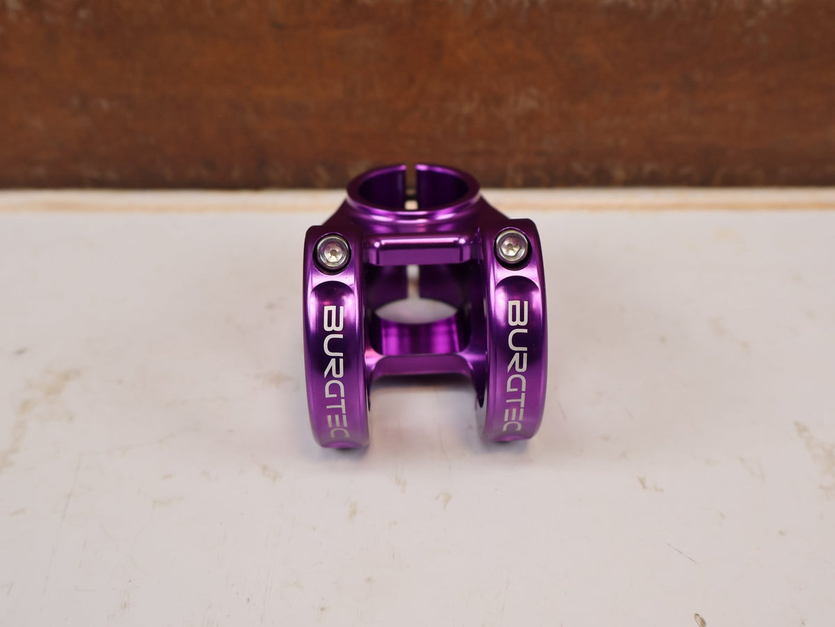 Vorbau von Burgtec, Burgtec Enduro MK3 Vorbau 35mm Klemmung 42.5mm Purple Rain vor USEDBIKES-OB.DE Hintergrund