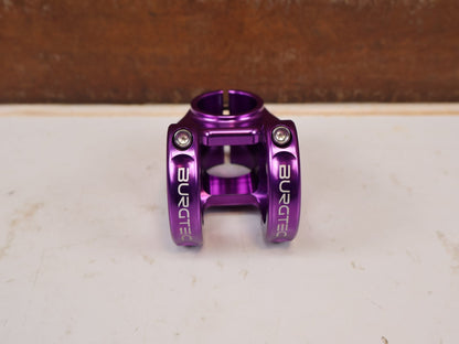 Vorbau von Burgtec, Burgtec Enduro MK3 Vorbau 35mm Klemmung 42.5mm Purple Rain vor USEDBIKES-OB.DE Hintergrund