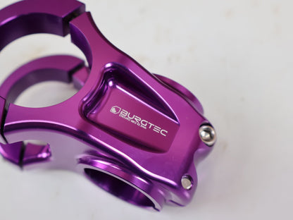 Vorbau von Burgtec, Burgtec Enduro MK3 Vorbau 35mm Klemmung 42.5mm Purple Rain vor USEDBIKES-OB.DE Hintergrund