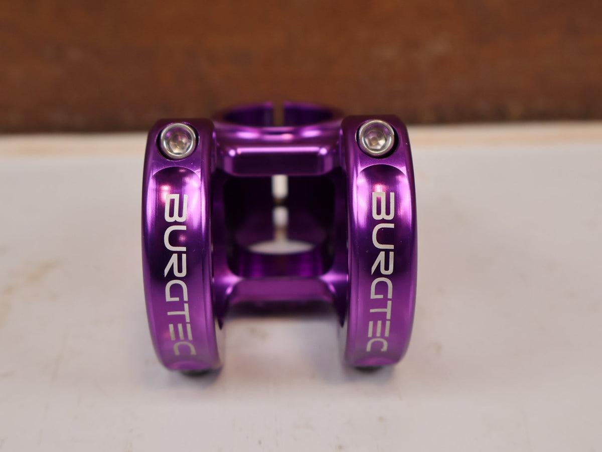 Vorbau von Burgtec, Burgtec Enduro MK3 Vorbau 35mm Klemmung 42.5mm Purple Rain vor USEDBIKES-OB.DE Hintergrund