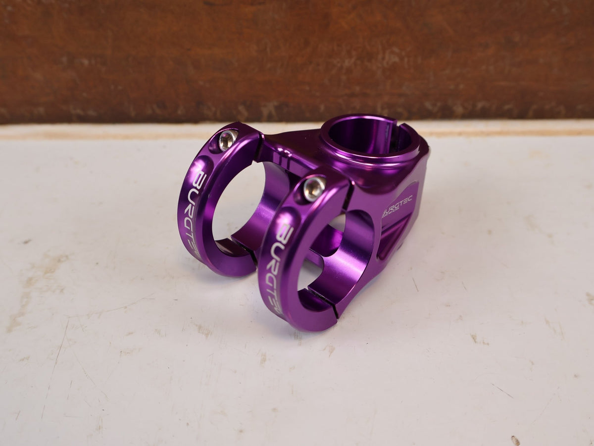 Vorbau von Burgtec, Burgtec Enduro MK3 Vorbau 35mm Klemmung 42.5mm Purple Rain vor USEDBIKES-OB.DE Hintergrund