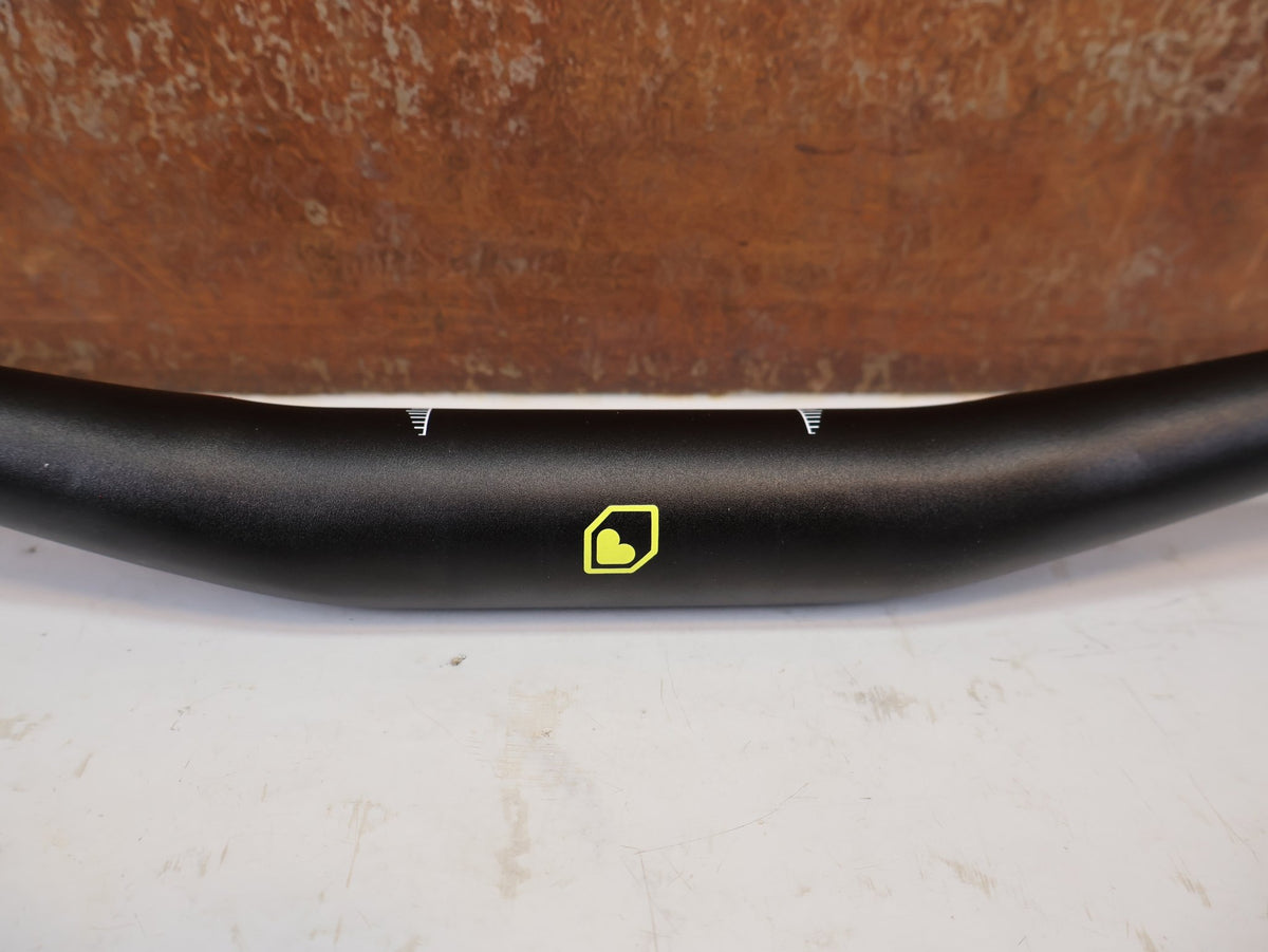 Lenker von Burgtec, Burgtec Ride Wide Alloy DH Lenker 35mm 30mm Rise 760mm vor USEDBIKES-OB.DE Hintergrund