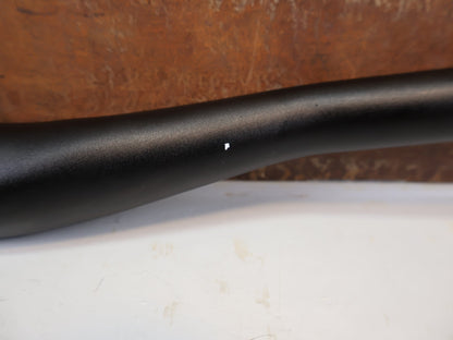 Lenker von Burgtec, Burgtec Ride Wide Alloy DH Lenker 35mm 30mm Rise 760mm vor USEDBIKES-OB.DE Hintergrund