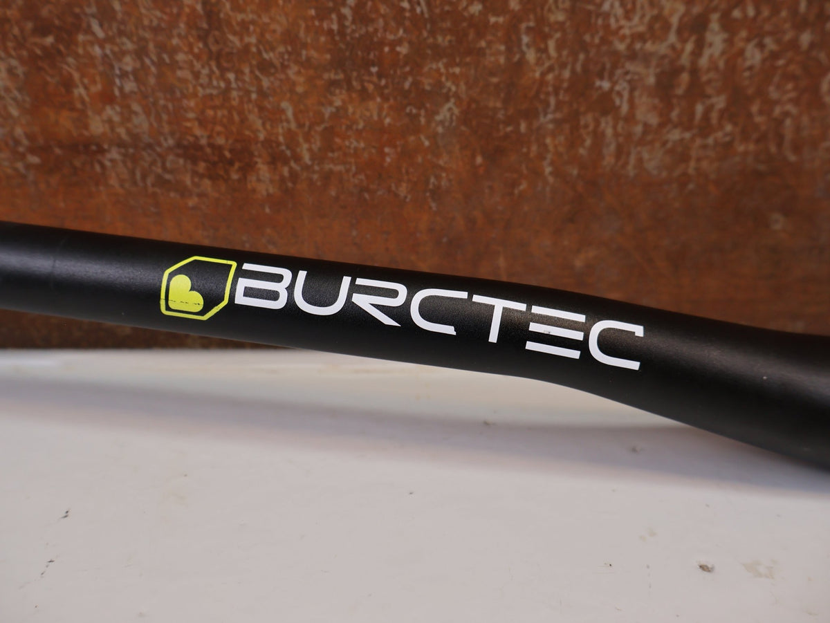 Lenker von Burgtec, Burgtec Ride Wide Alloy DH Lenker 35mm 30mm Rise 760mm vor USEDBIKES-OB.DE Hintergrund