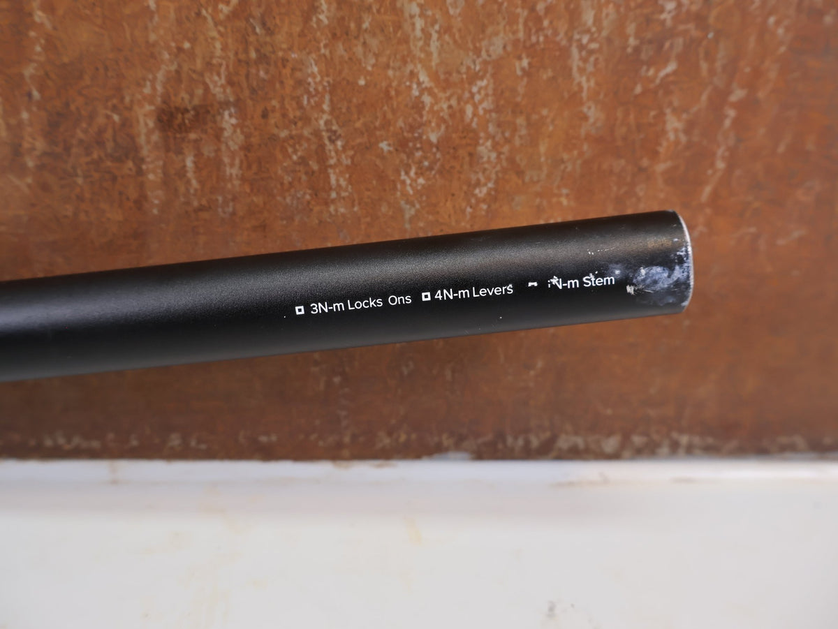 Lenker von Burgtec, Burgtec Ride Wide Alloy DH Lenker 35mm 30mm Rise 760mm vor USEDBIKES-OB.DE Hintergrund
