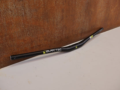 Lenker von Burgtec, Burgtec Ride Wide Alloy DH Lenker 35mm 30mm Rise 760mm vor USEDBIKES-OB.DE Hintergrund
