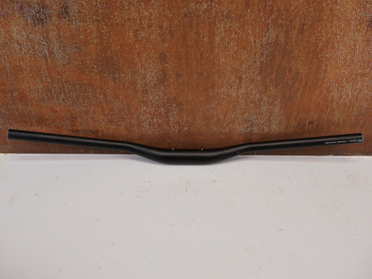 Lenker von Burgtec, Burgtec Ride Wide Alloy DH Lenker 35mm 30mm Rise 760mm vor USEDBIKES-OB.DE Hintergrund