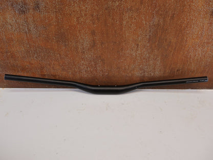 Lenker von Burgtec, Burgtec Ride Wide Alloy DH Lenker 35mm 30mm Rise 760mm vor USEDBIKES-OB.DE Hintergrund
