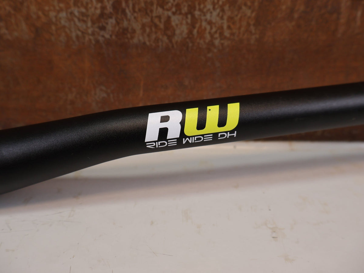 Lenker von Burgtec, Burgtec Ride Wide Alloy DH Lenker 35mm 30mm Rise 760mm vor USEDBIKES-OB.DE Hintergrund