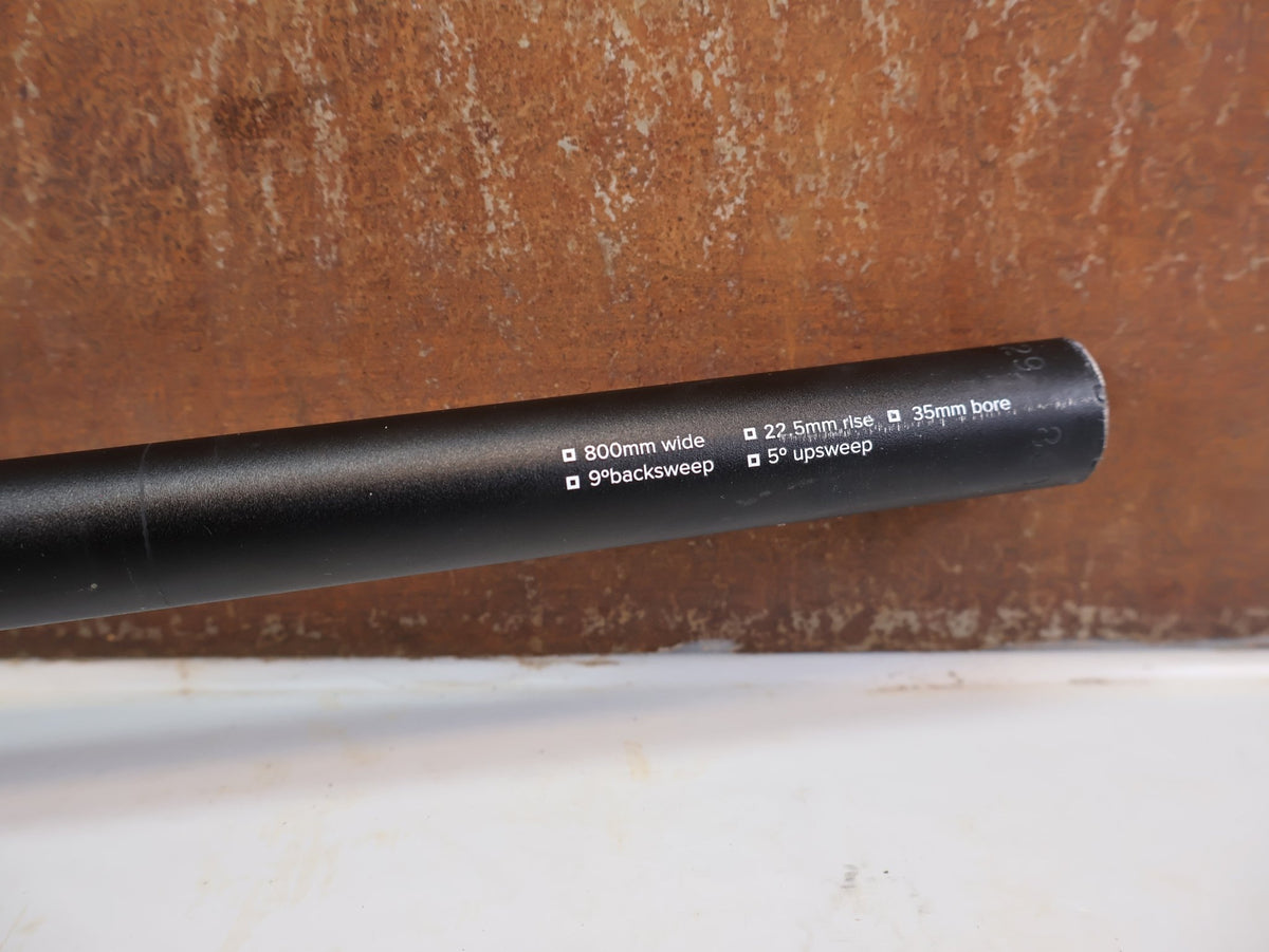 Lenker von Burgtec, Burgtec Ride Wide Alloy DH Lenker 35mm 30mm Rise 760mm vor USEDBIKES-OB.DE Hintergrund