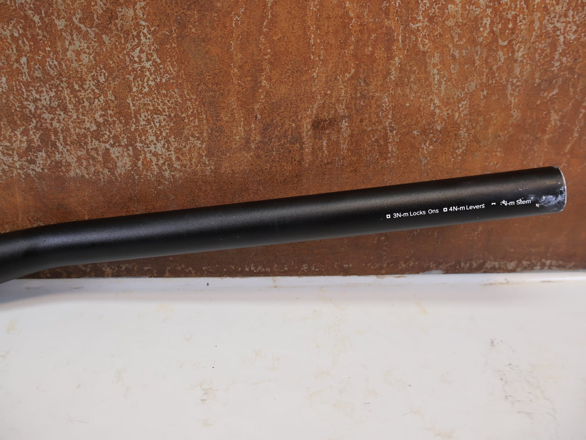 Lenker von Burgtec, Burgtec Ride Wide Alloy DH Lenker 35mm 30mm Rise 760mm vor USEDBIKES-OB.DE Hintergrund