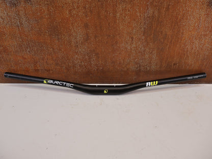 Lenker von Burgtec, Burgtec Ride Wide Alloy DH Lenker 35mm 30mm Rise 760mm vor USEDBIKES-OB.DE Hintergrund