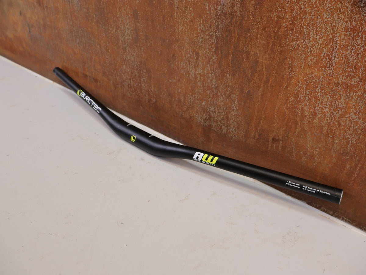 Lenker von Burgtec, Burgtec Ride Wide Alloy DH Lenker 35mm 30mm Rise 760mm vor USEDBIKES-OB.DE Hintergrund