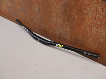 Lenker von Burgtec, Burgtec Ride Wide Alloy DH Lenker 35mm 30mm Rise 760mm vor USEDBIKES-OB.DE Hintergrund