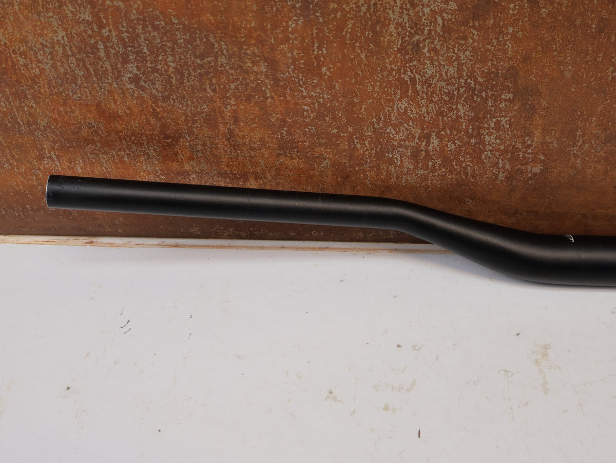 Lenker von Burgtec, Burgtec Ride Wide Alloy DH Lenker 35mm 30mm Rise 770mm vor USEDBIKES-OB.DE Hintergrund
