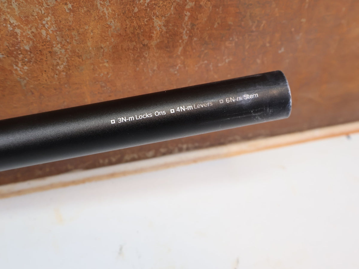 Lenker von Burgtec, Burgtec Ride Wide Alloy DH Lenker 35mm 30mm Rise 770mm vor USEDBIKES-OB.DE Hintergrund