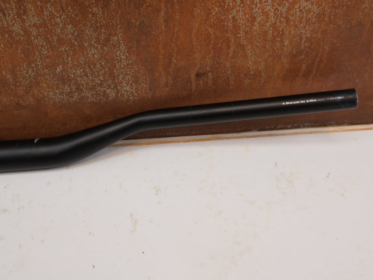 Lenker von Burgtec, Burgtec Ride Wide Alloy DH Lenker 35mm 30mm Rise 770mm vor USEDBIKES-OB.DE Hintergrund