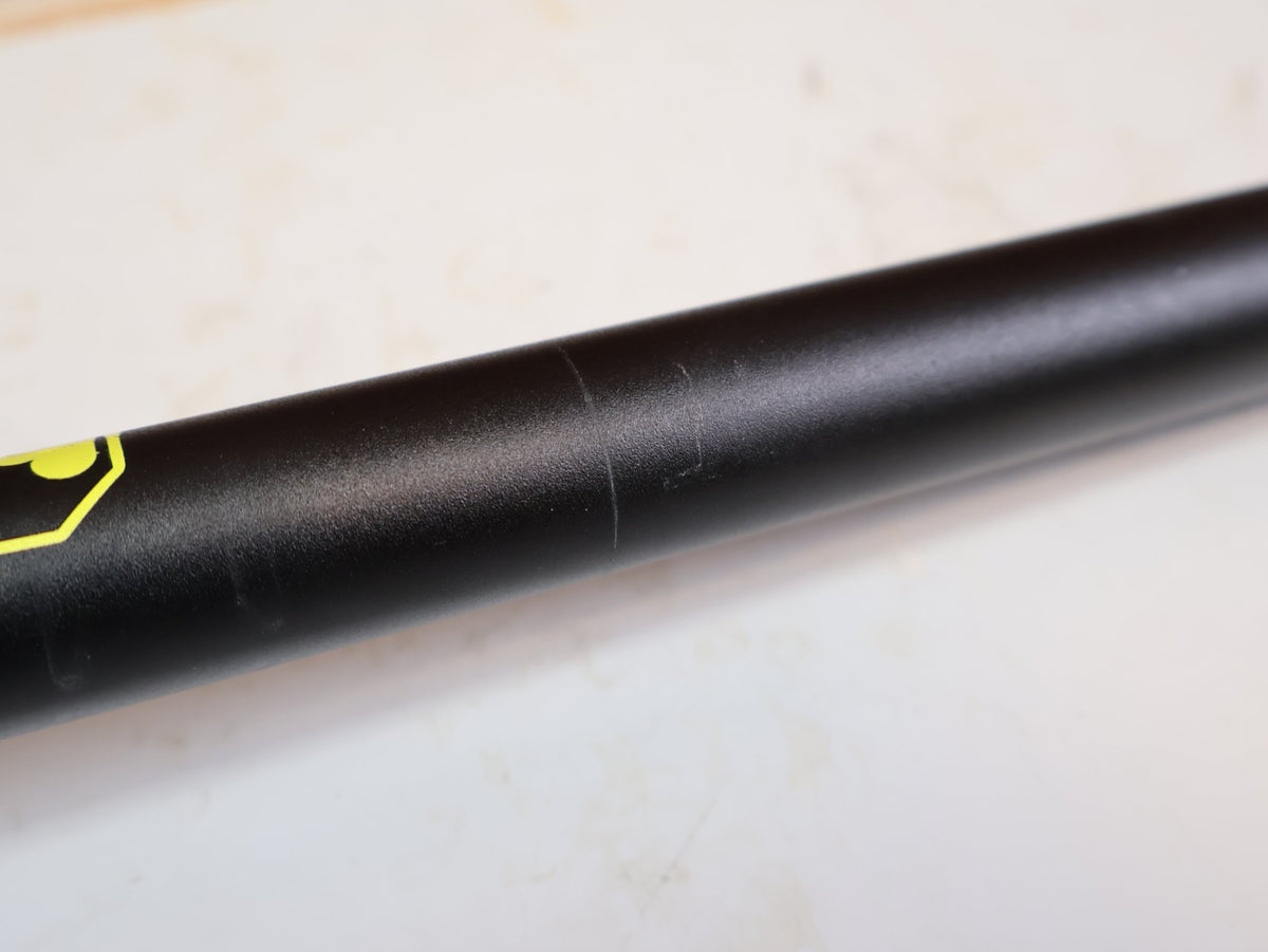 Lenker von Burgtec, Burgtec Ride Wide Alloy DH Lenker 35mm 30mm Rise 770mm vor USEDBIKES-OB.DE Hintergrund
