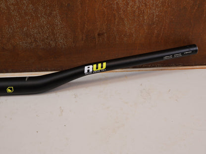 Lenker von Burgtec, Burgtec Ride Wide Alloy DH Lenker 35mm 30mm Rise 770mm vor USEDBIKES-OB.DE Hintergrund