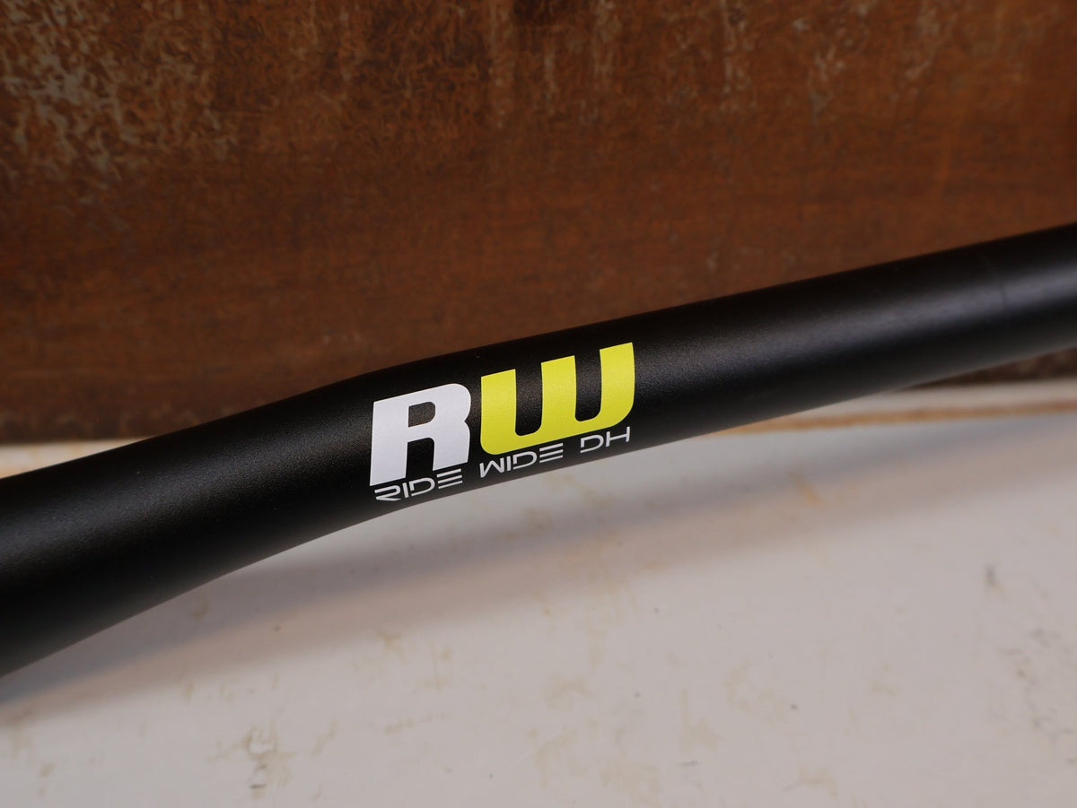 Lenker von Burgtec, Burgtec Ride Wide Alloy DH Lenker 35mm 30mm Rise 770mm vor USEDBIKES-OB.DE Hintergrund