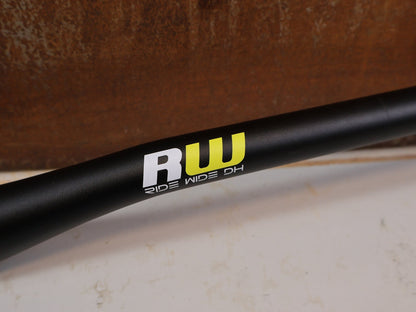 Lenker von Burgtec, Burgtec Ride Wide Alloy DH Lenker 35mm 30mm Rise 770mm vor USEDBIKES-OB.DE Hintergrund