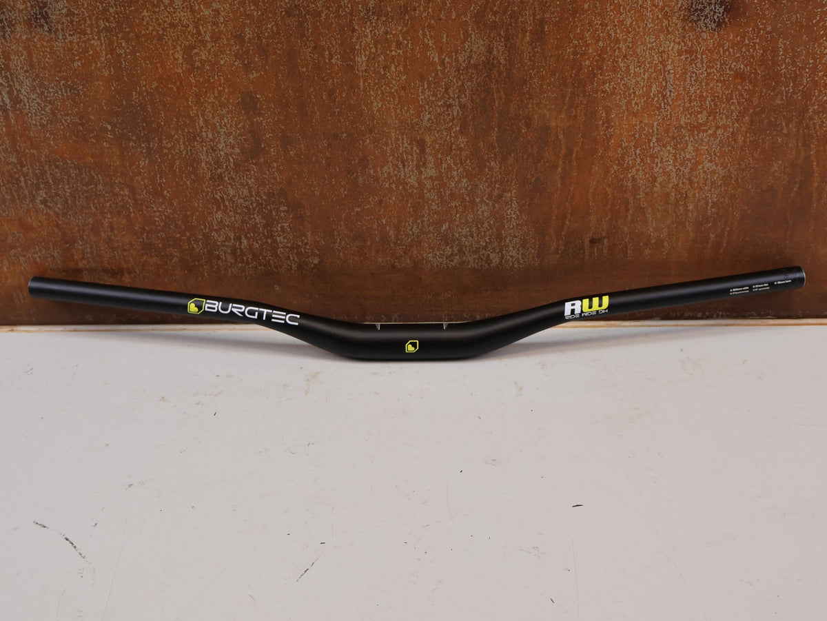 Lenker von Burgtec, Burgtec Ride Wide Alloy DH Lenker 35mm 30mm Rise 770mm vor USEDBIKES-OB.DE Hintergrund