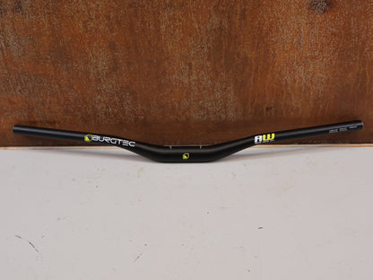 Lenker von Burgtec, Burgtec Ride Wide Alloy DH Lenker 35mm 30mm Rise 770mm vor USEDBIKES-OB.DE Hintergrund