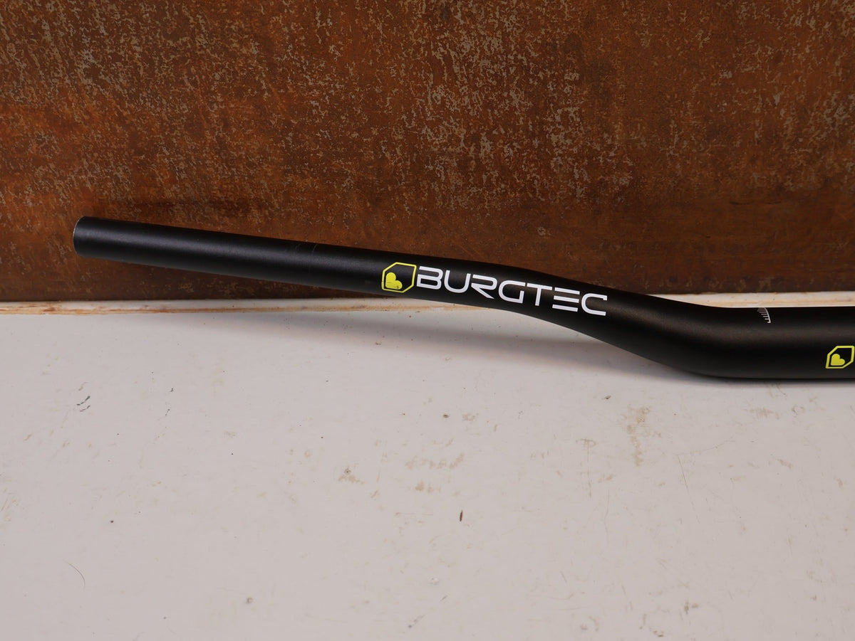 Lenker von Burgtec, Burgtec Ride Wide Alloy DH Lenker 35mm 30mm Rise 770mm vor USEDBIKES-OB.DE Hintergrund