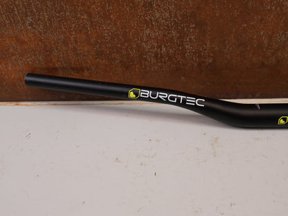 Lenker von Burgtec, Burgtec Ride Wide Alloy DH Lenker 35mm 30mm Rise 770mm vor USEDBIKES-OB.DE Hintergrund