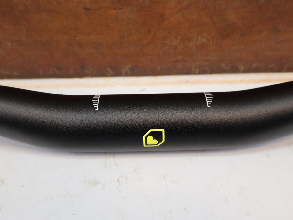 Lenker von Burgtec, Burgtec Ride Wide Alloy DH Lenker 35mm 30mm Rise 770mm vor USEDBIKES-OB.DE Hintergrund