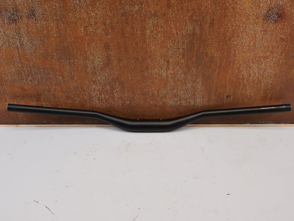 Lenker von Burgtec, Burgtec Ride Wide Alloy DH Lenker 35mm 30mm Rise 770mm vor USEDBIKES-OB.DE Hintergrund