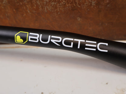 Lenker von Burgtec, Burgtec Ride Wide Alloy DH Lenker 35mm 30mm Rise 770mm vor USEDBIKES-OB.DE Hintergrund