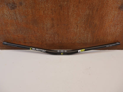 Lenker von Burgtec, BURGTEC RIDE WIDE CARBON DH LENKER 31.8MM 20MM vor USEDBIKES-OB.DE Hintergrund