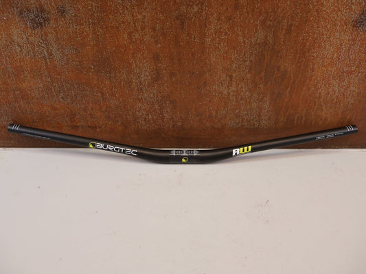 Lenker von Burgtec, BURGTEC RIDE WIDE CARBON DH LENKER 31.8MM 20MM vor USEDBIKES-OB.DE Hintergrund