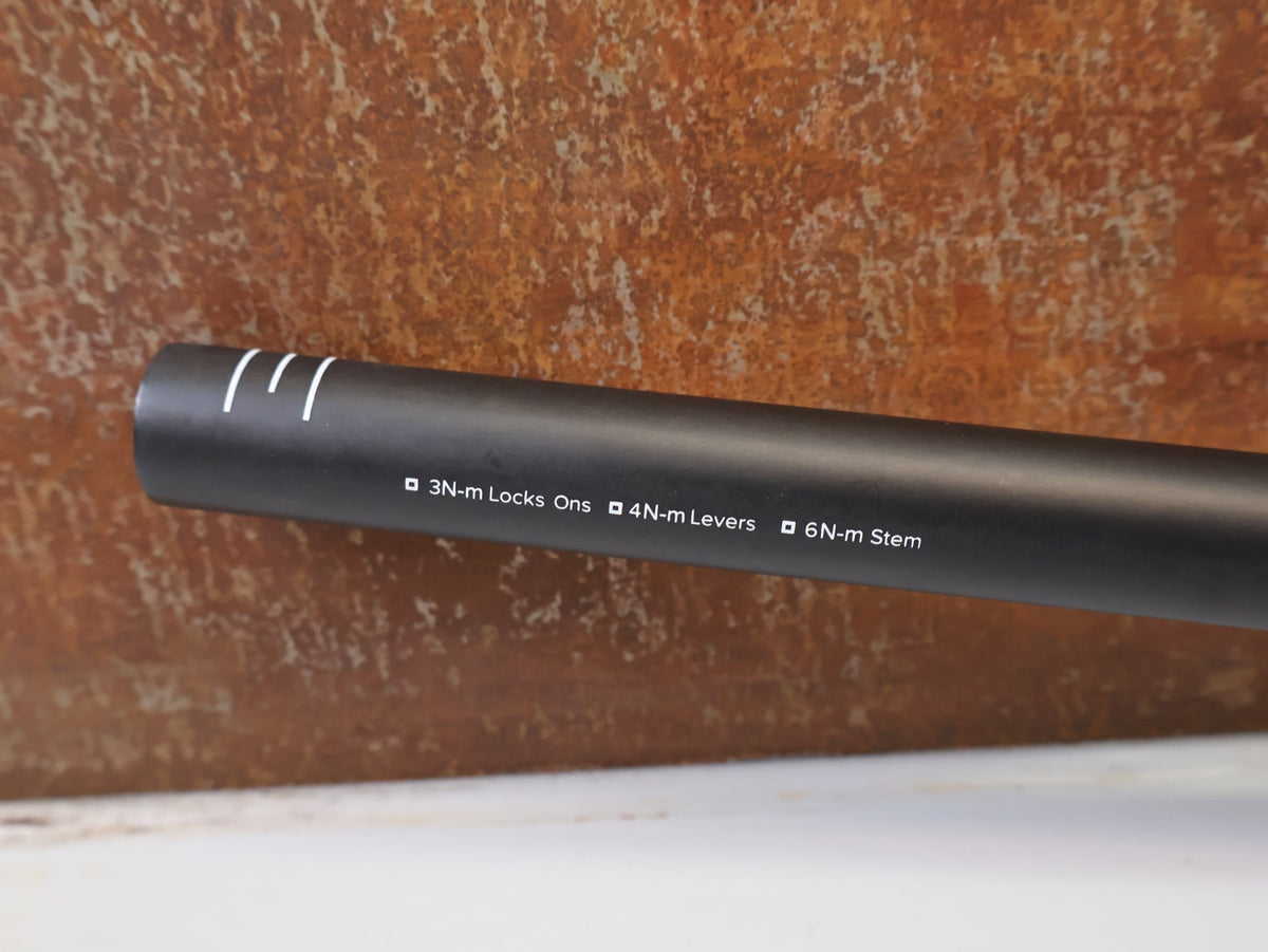 Lenker von Burgtec, BURGTEC RIDE WIDE CARBON DH LENKER 31.8MM 20MM vor USEDBIKES-OB.DE Hintergrund