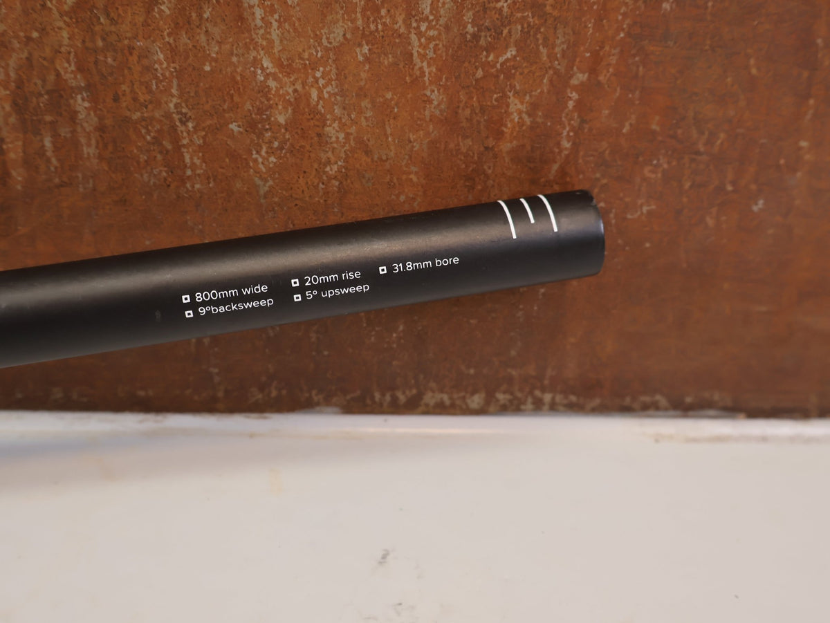Lenker von Burgtec, BURGTEC RIDE WIDE CARBON DH LENKER 31.8MM 20MM vor USEDBIKES-OB.DE Hintergrund