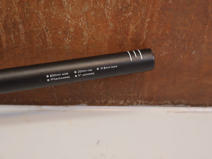 Lenker von Burgtec, BURGTEC RIDE WIDE CARBON DH LENKER 31.8MM 20MM vor USEDBIKES-OB.DE Hintergrund