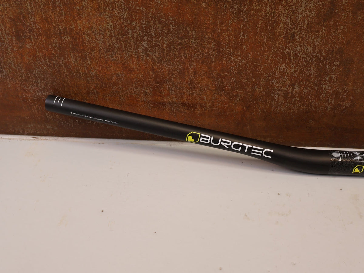 Lenker von Burgtec, BURGTEC RIDE WIDE CARBON DH LENKER 31.8MM 20MM vor USEDBIKES-OB.DE Hintergrund