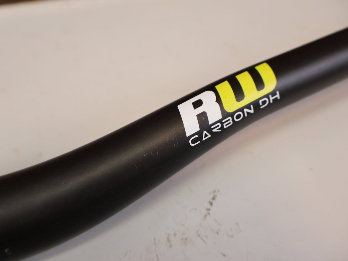 Lenker von Burgtec, BURGTEC RIDE WIDE CARBON DH LENKER 31.8MM 20MM vor USEDBIKES-OB.DE Hintergrund