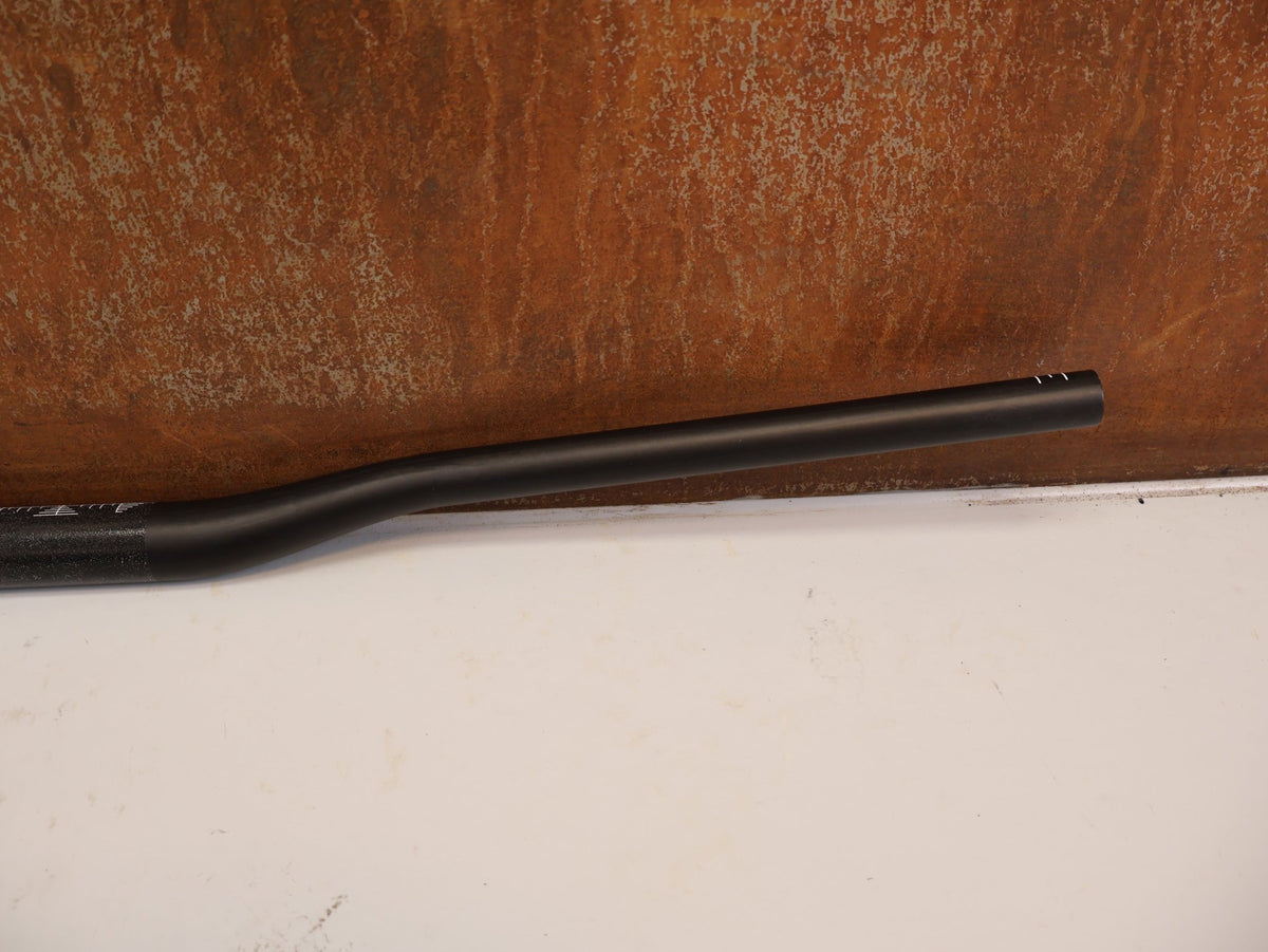 Lenker von Burgtec, BURGTEC RIDE WIDE CARBON DH LENKER 31.8MM 20MM vor USEDBIKES-OB.DE Hintergrund